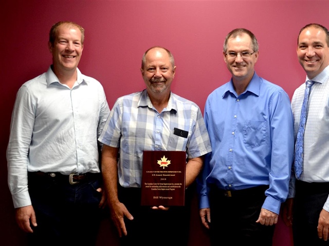 Ontario Pork Producer Bill Wymenga receives the Brian Kennedy award from the Canadian Centre for Swine Improvement